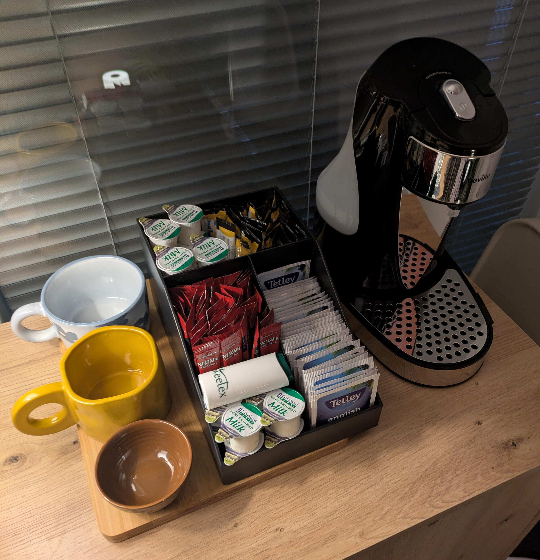 Counselling Room based in Burslem ST6. Image shows two large chairs sat opposite each other with lots of plants and dimmed lighting and candles. Counselling office based in Burslem ST6.